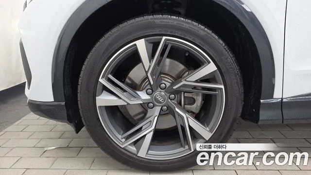 Audi Q4 e-tron 2025 thumb 5