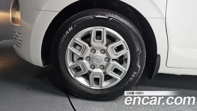 Hyundai Staria 2023 thumb 5