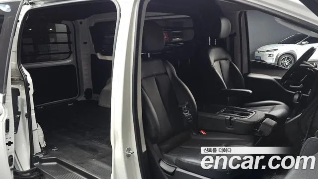 Hyundai Staria 2023 thumb 11