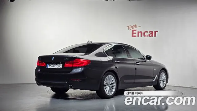 BMW 5-Series 2018 thumb 2