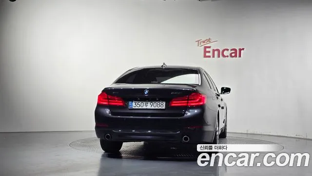 BMW 5-Series 2018 thumb 4
