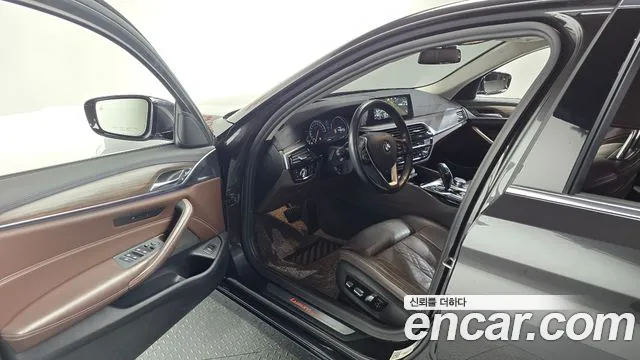BMW 5-Series 2018 thumb 10