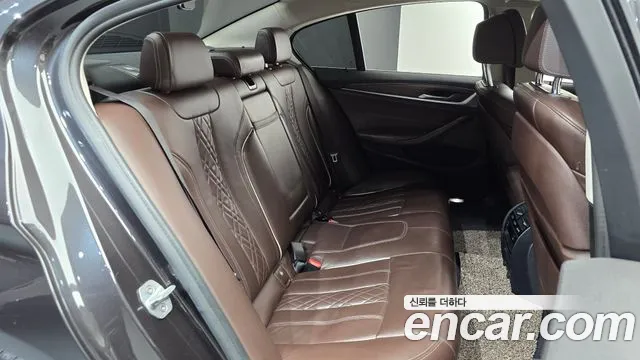 BMW 5-Series 2018 thumb 11