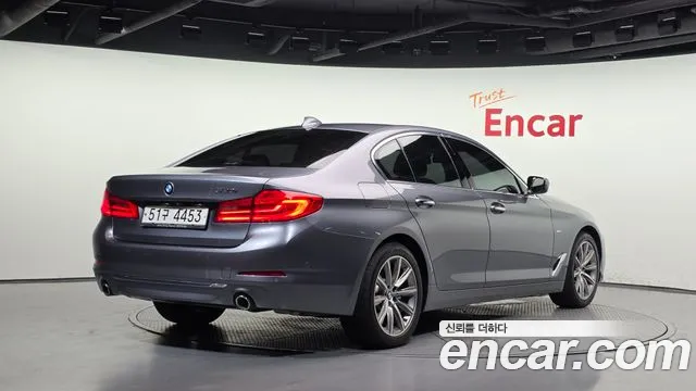 BMW 5-Series 2018 thumb 2