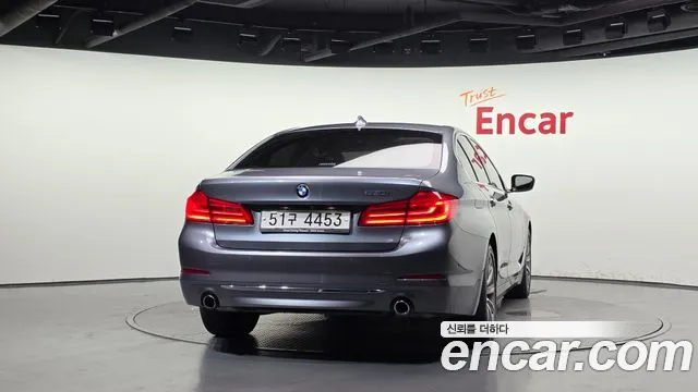 BMW 5-Series 2018 thumb 4