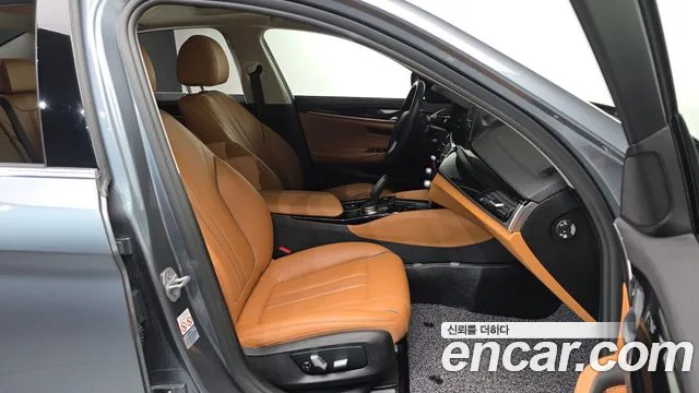 BMW 5-Series 2018 thumb 11