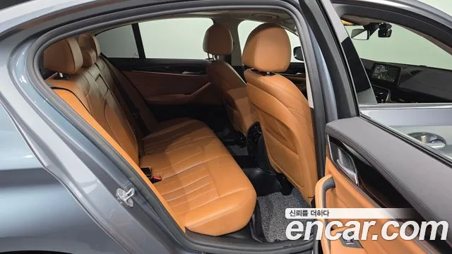 BMW 5-Series 2018 thumb 12