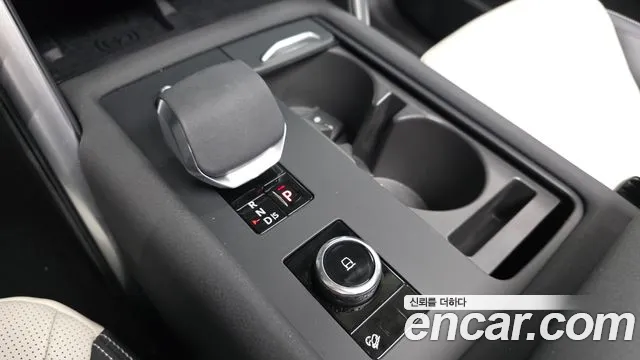 Land Rover Discovery 2025 thumb 9