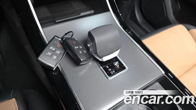 Land Rover Range Rover Velar 2025 thumb 9