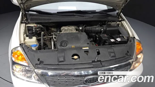 Kia Carnival 2010 thumb 6