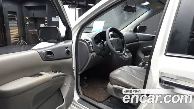 Kia Carnival 2010 thumb 10