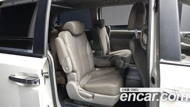 Kia Carnival 2010 thumb 12