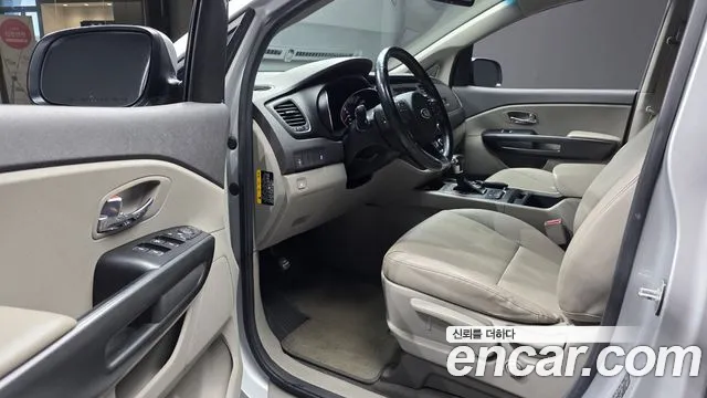Kia Carnival 2017 thumb 10
