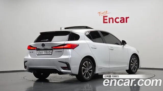 Lexus CT200h 2018 thumb 2