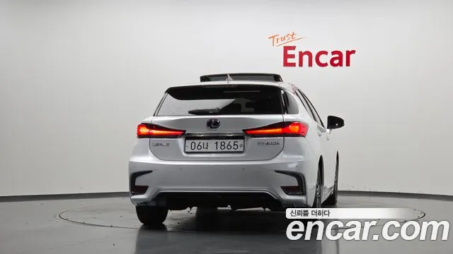 Lexus CT200h 2018 thumb 4