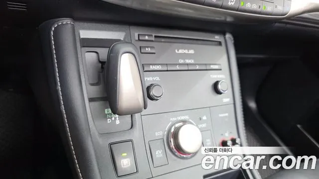 Lexus CT200h 2018 thumb 9
