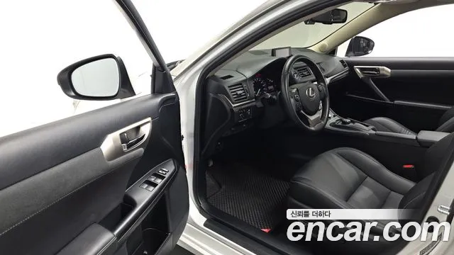 Lexus CT200h 2018 thumb 10
