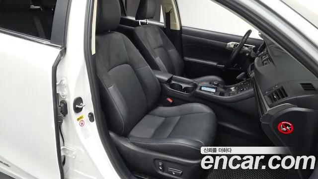Lexus CT200h 2018 thumb 11