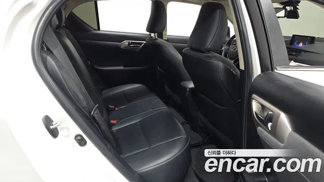 Lexus CT200h 2018 thumb 12