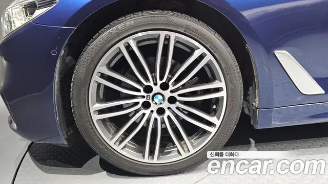 BMW 5-Series 2020 thumb 4