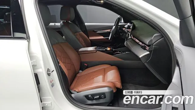BMW 5-Series 2024 thumb 11