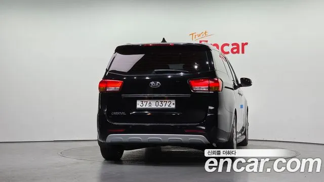 Kia Carnival 2016 thumb 4
