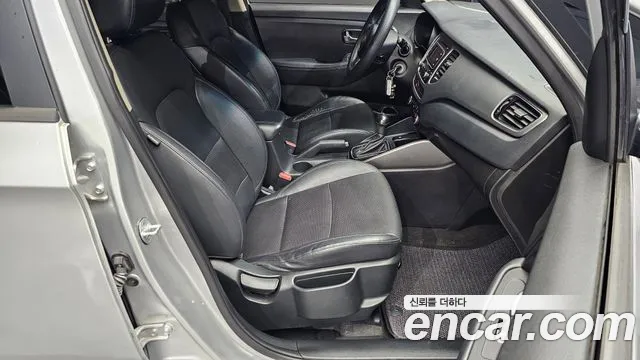 Kia Carens 2015 thumb 11