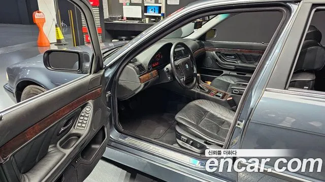 BMW 7-Series 2001 thumb 10