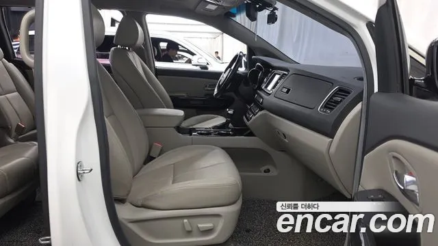 Kia Carnival 2018 thumb 11
