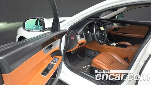 Jaguar XF 2019 thumb 10