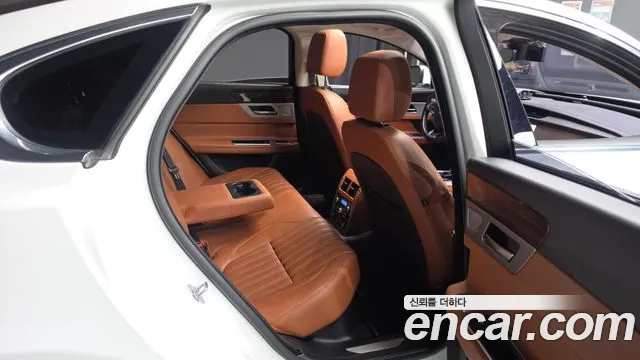 Jaguar XF 2019 thumb 11