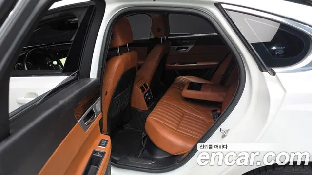 Jaguar XF 2019 thumb 12