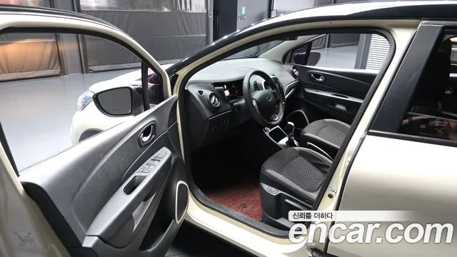 Renault Captur 2017 thumb 10
