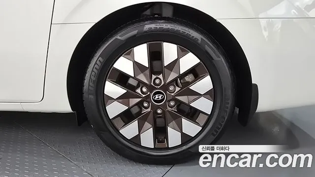 Hyundai Staria 2023 thumb 5