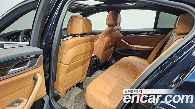 BMW 5-Series 2020 thumb 11