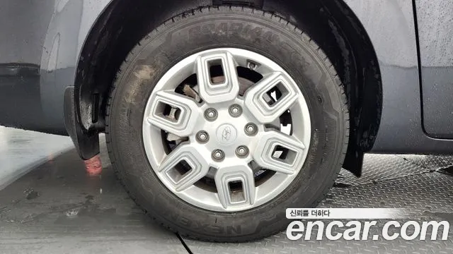 Hyundai Staria 2023 thumb 5