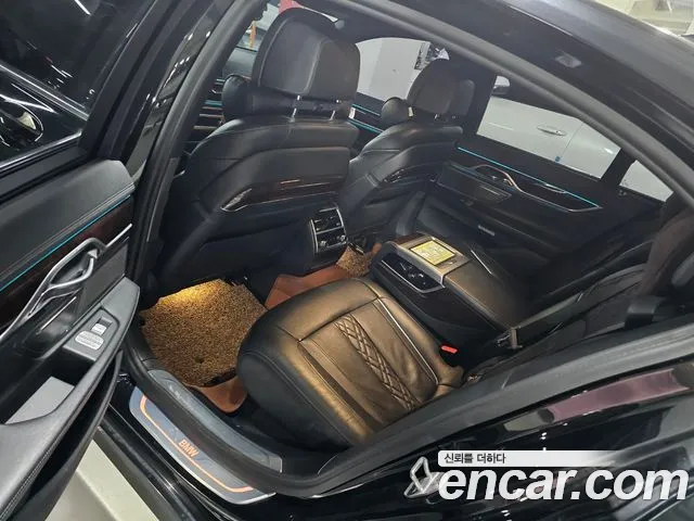 BMW 7-Series 2017 thumb 4