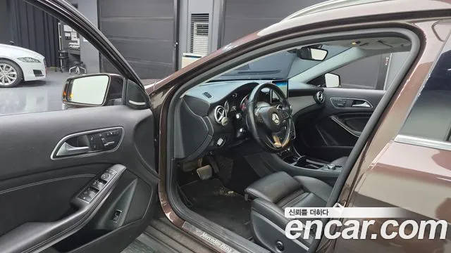 Mercedes-Benz GLA 2016 thumb 10