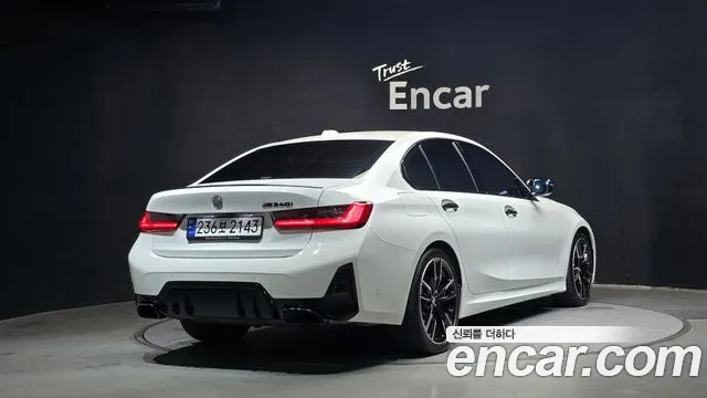 BMW 3-Series 2023 thumb 2