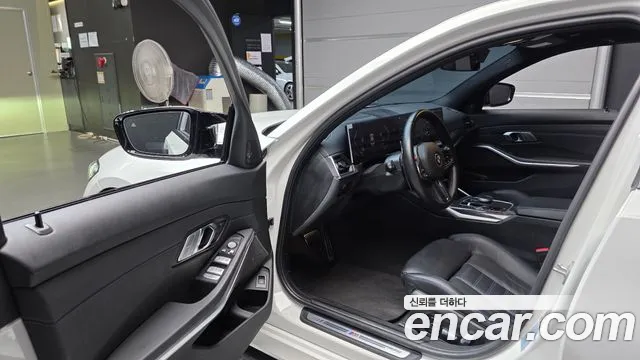 BMW 3-Series 2023 thumb 10