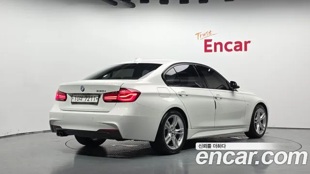 BMW 3-Series 2018 thumb 2
