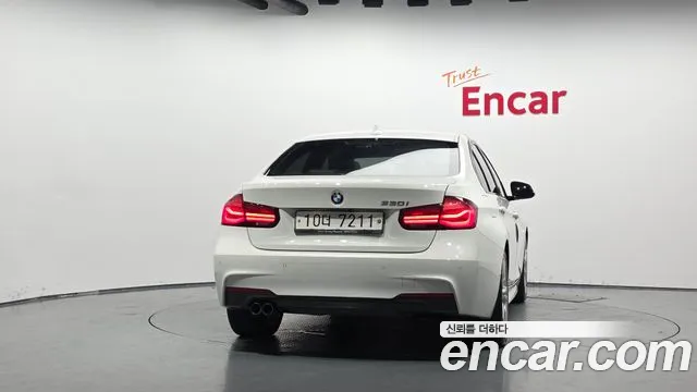 BMW 3-Series 2018 thumb 4