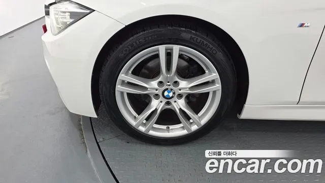 BMW 3-Series 2018 thumb 5