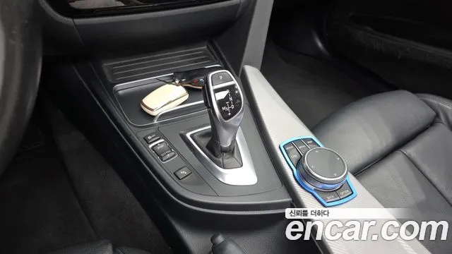 BMW 3-Series 2018 thumb 9