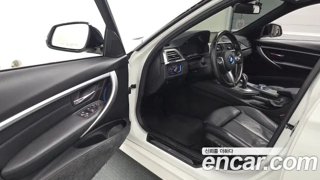 BMW 3-Series 2018 thumb 10