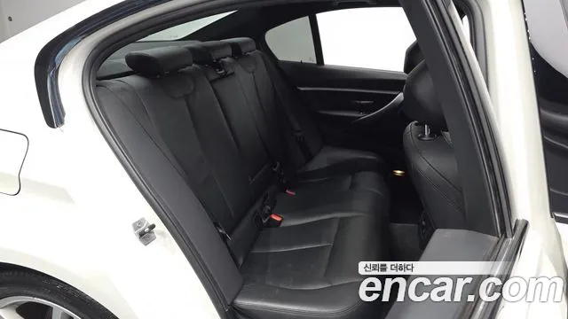 BMW 3-Series 2018 thumb 11