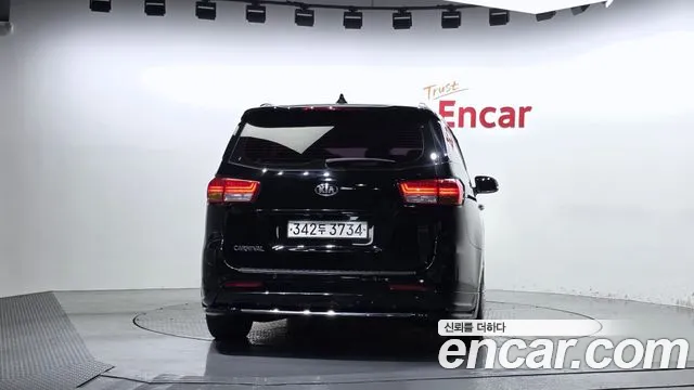 Kia Carnival 2017 thumb 4
