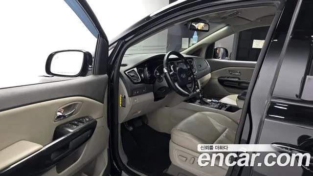 Kia Carnival 2017 thumb 10