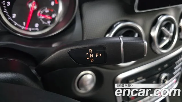 Mercedes-Benz GLA 2017 thumb 9