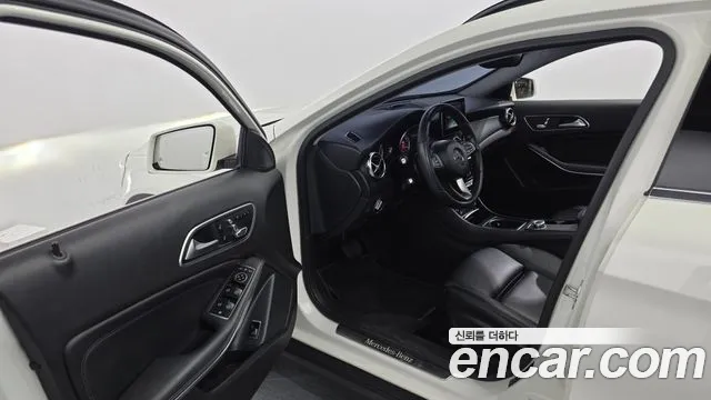 Mercedes-Benz GLA 2017 thumb 10
